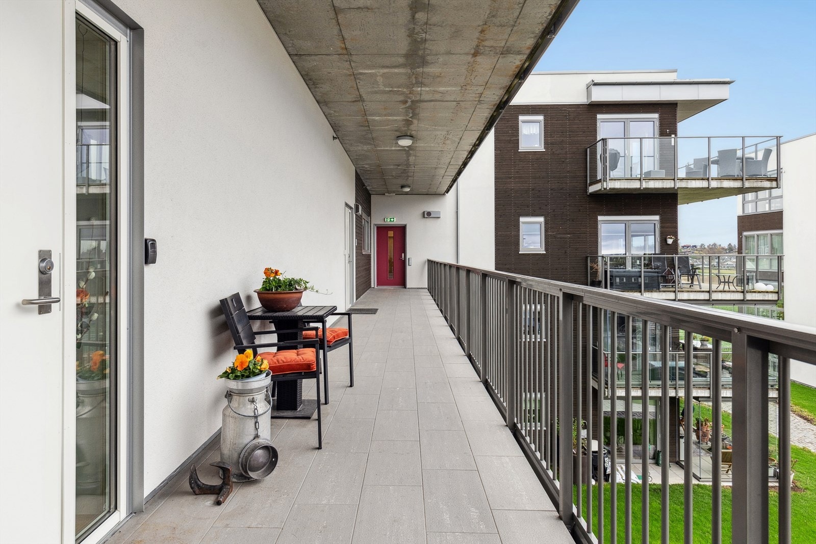 Overbygget svalgang, formiddagssol på denne siden. Galleribilde