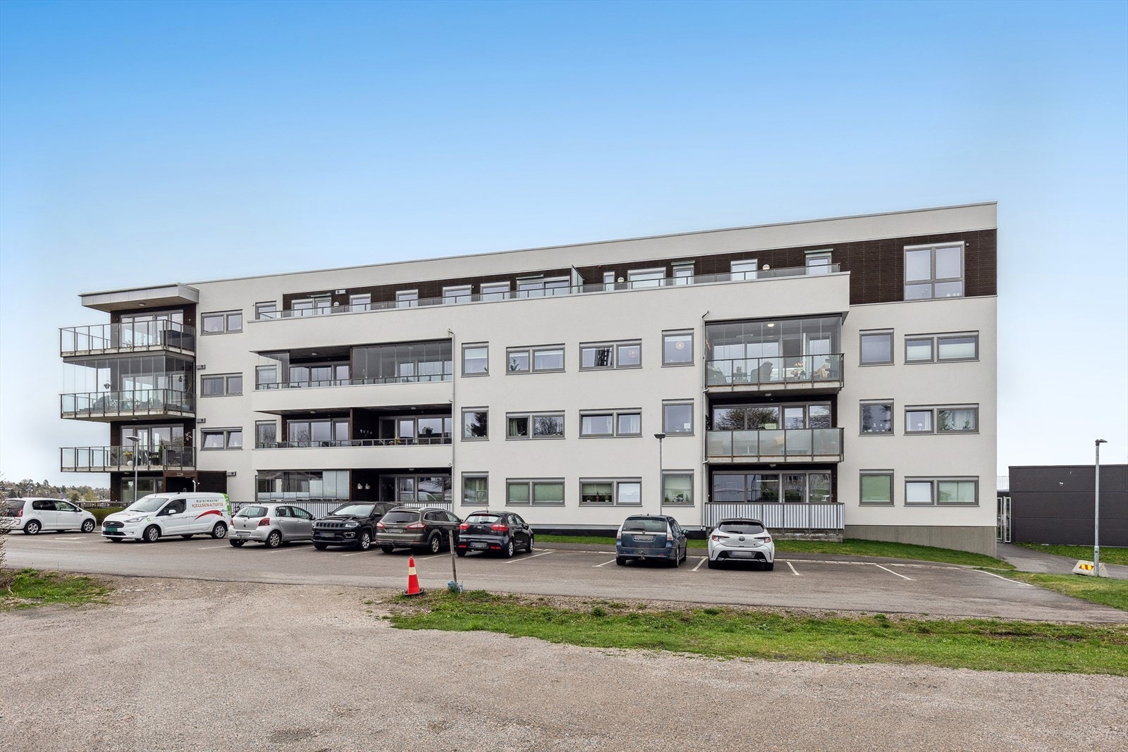 Godt med gjesterparkering, foran leiligheten. Galleribilde