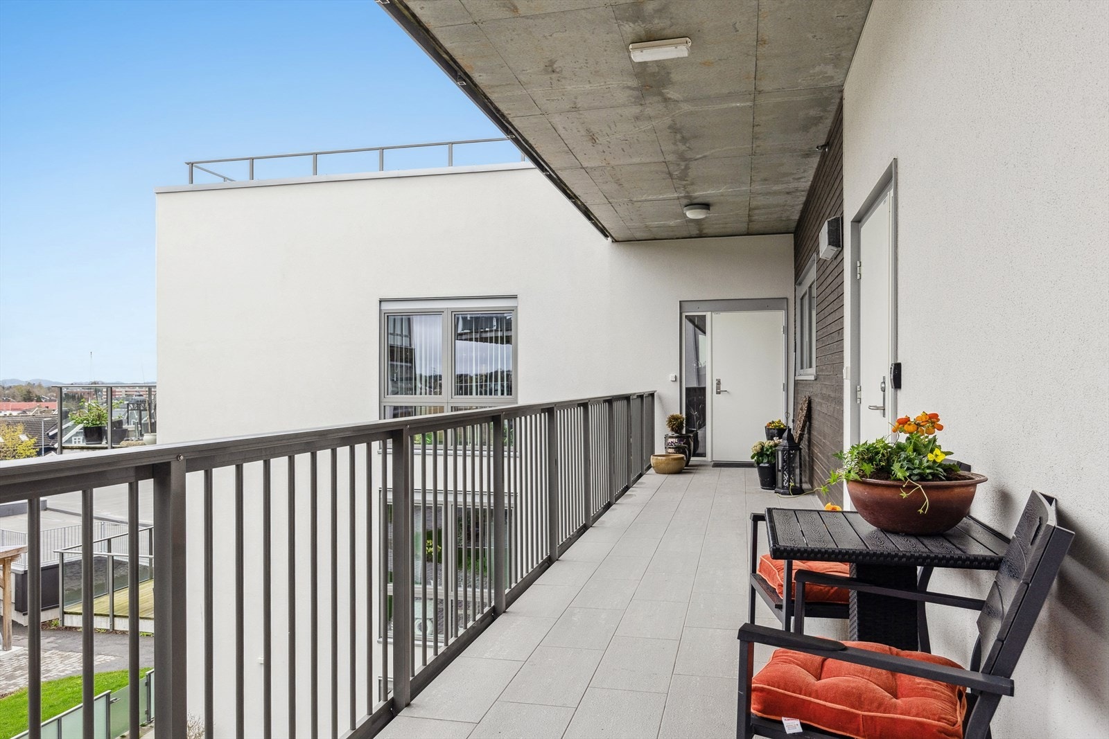 "Sosial avdeling" på denne siden, privat balkong på andre siden. Galleribilde