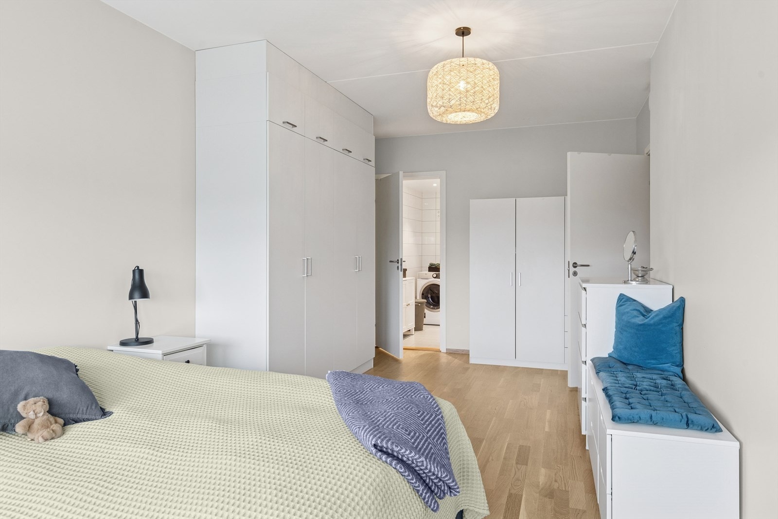 Ekstra romslig hovedsoverom, med gode garderobeløsninger og privat bad. Galleribilde