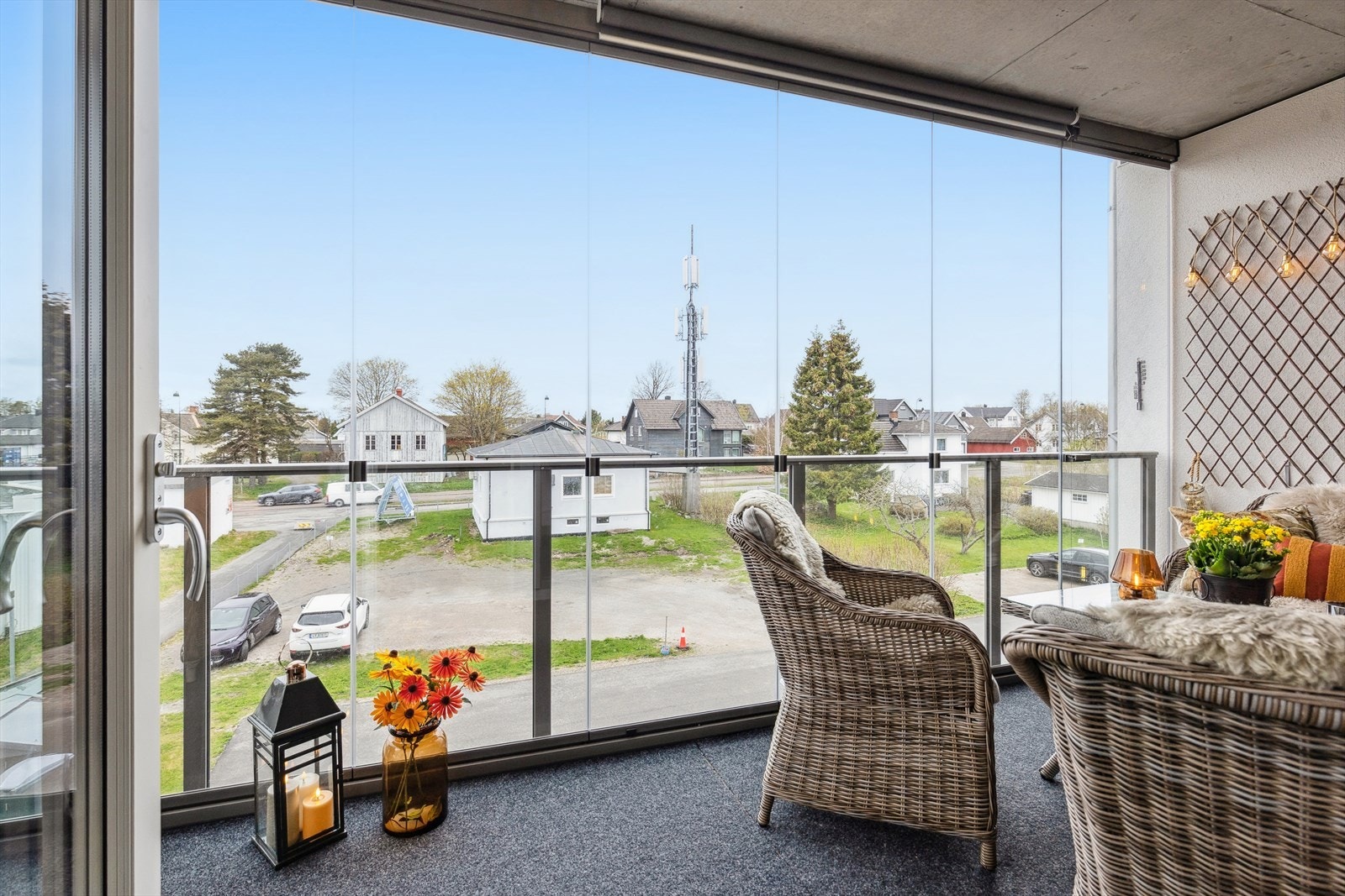 Deilig, usjenert innglasset balkong. Galleribilde