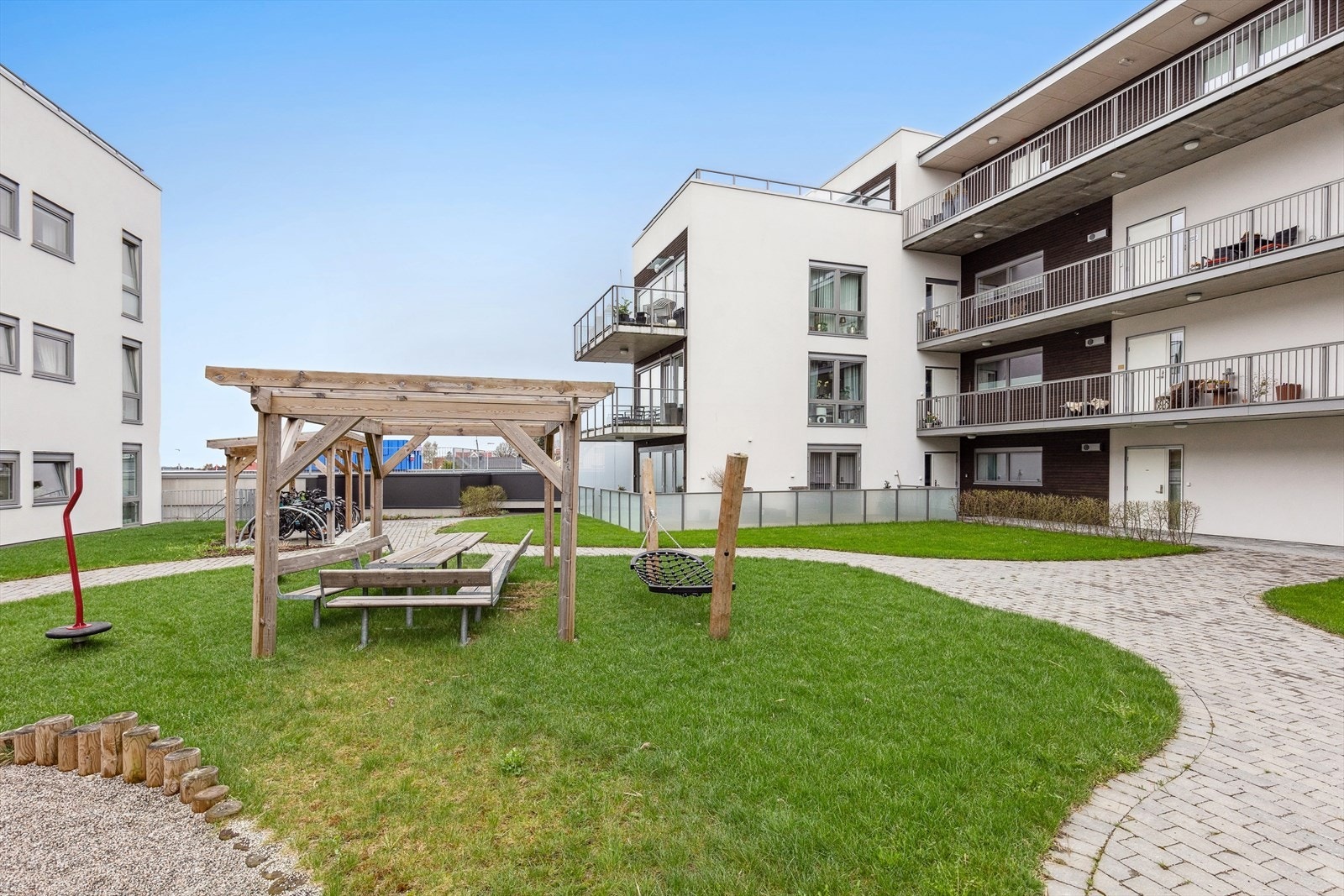 Velstelt og fine fellesarealer, svalgang til leiligheten øverst til høyre. Galleribilde