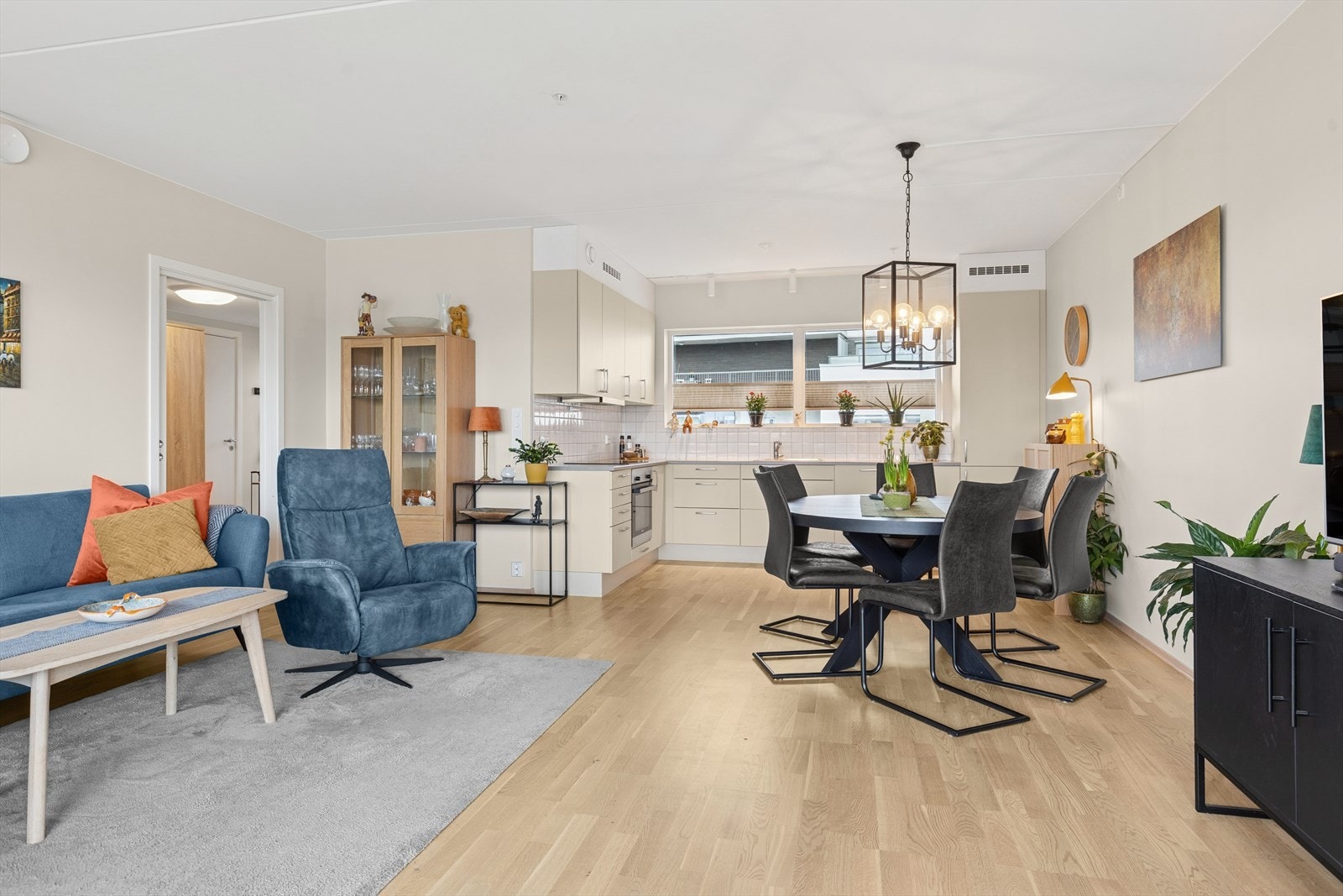 Åpen stue-/kjøkkenløsning. Galleribilde