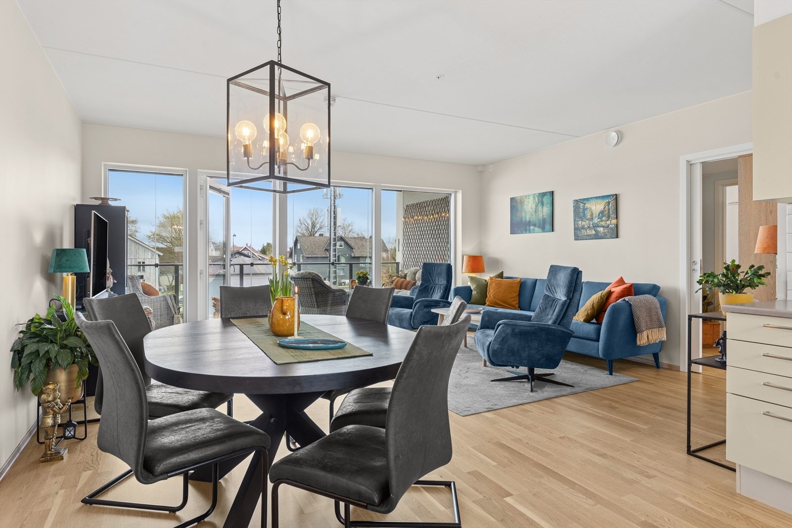 Plass til spisestue foran kjøkkenet. Galleribilde