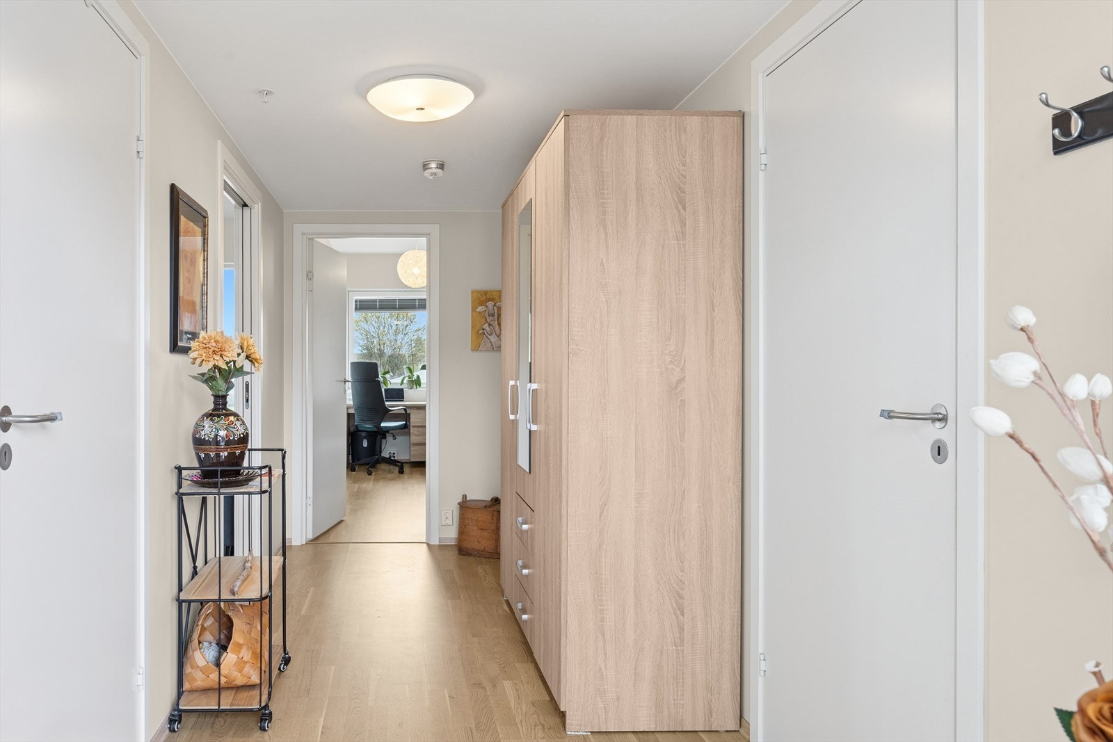 Lyst og innbydende, god plass til garderobe. Galleribilde