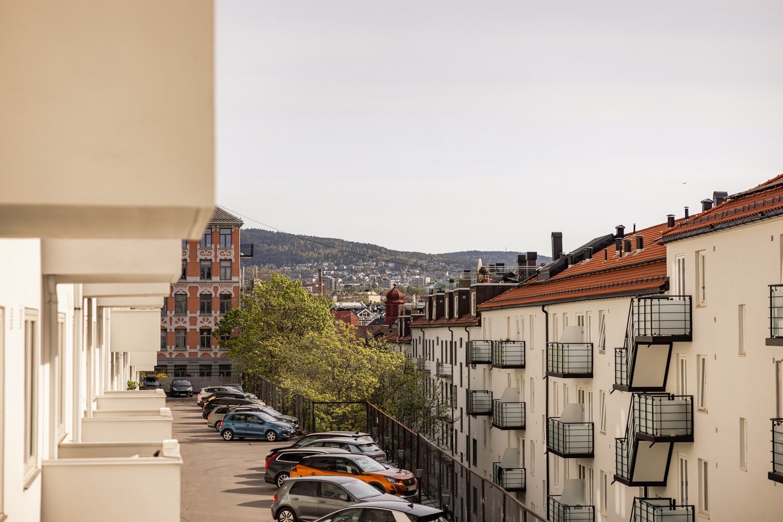 I borettsalgets gårdsrom er det parkeringsplasser og 10 nye elbil-ladere som leies ut etter venteliste. Galleribilde