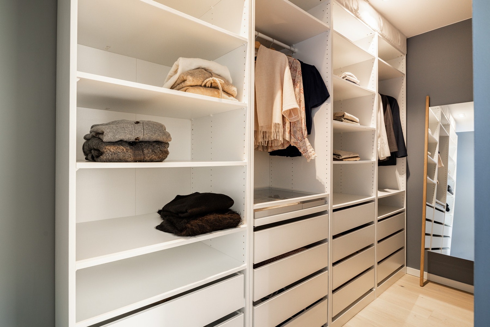 På hovedsoverommet er det walk-in-closet med svært gode oppbevaringsmuligheter. Galleribilde