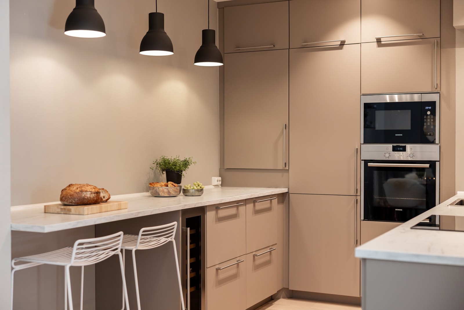 Praktisk spiseplass på kjøkkenet. Boligen fikk nytt elektrisk anlegg i forbindelse med renoveringen. Galleribilde