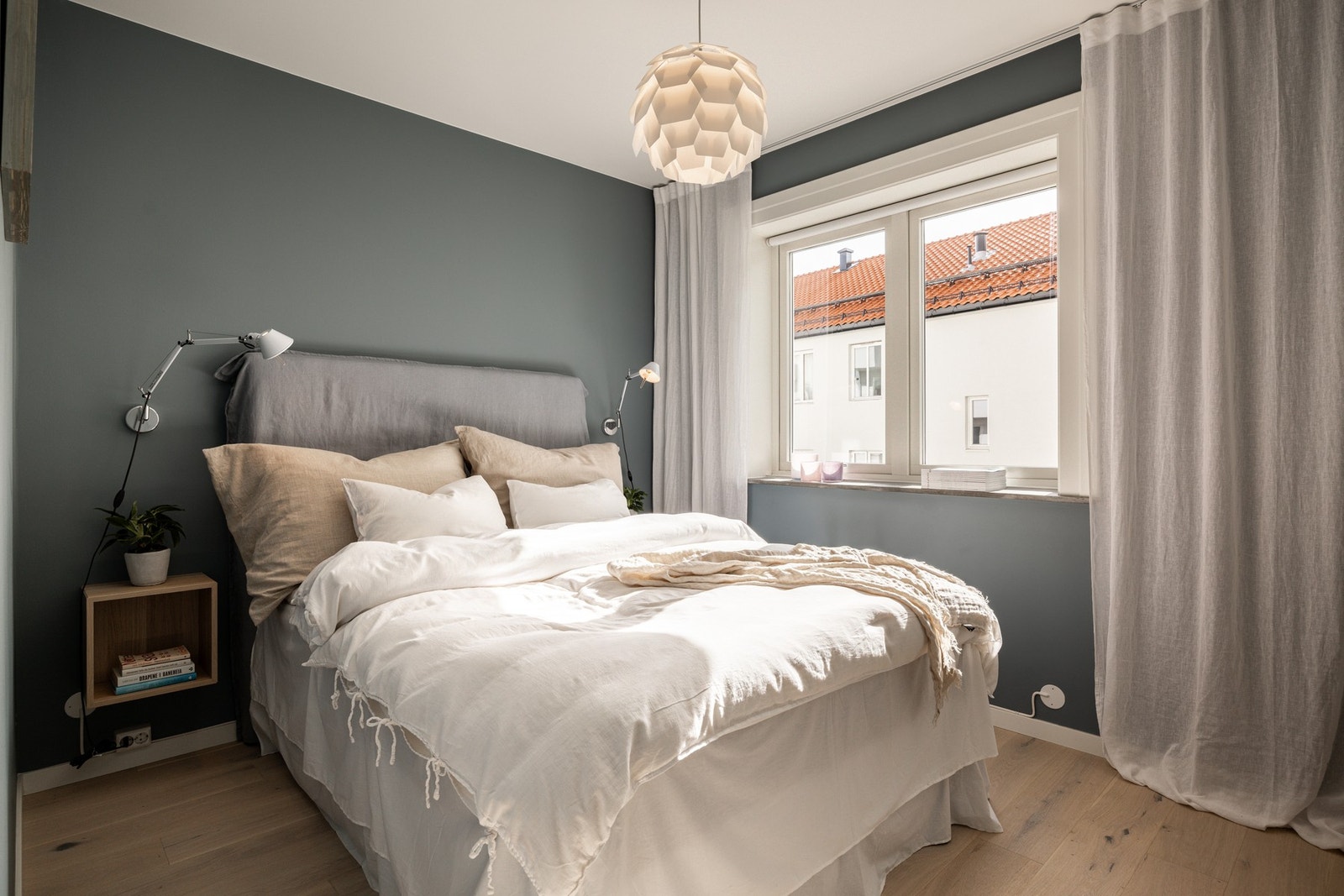 Rommet vender mot stille indre gårdsrom. Galleribilde