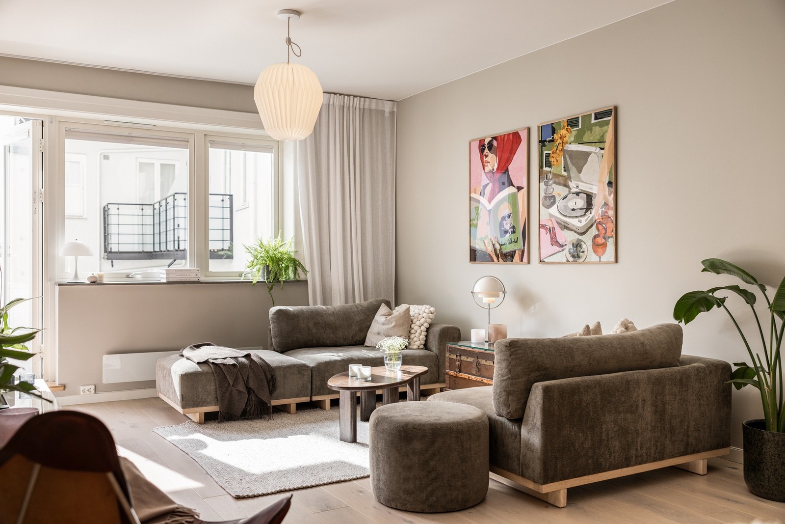 Leiligheten har en lys og delikat stue med god plass til stor sofagruppe med tilhørende møblement. Galleribilde