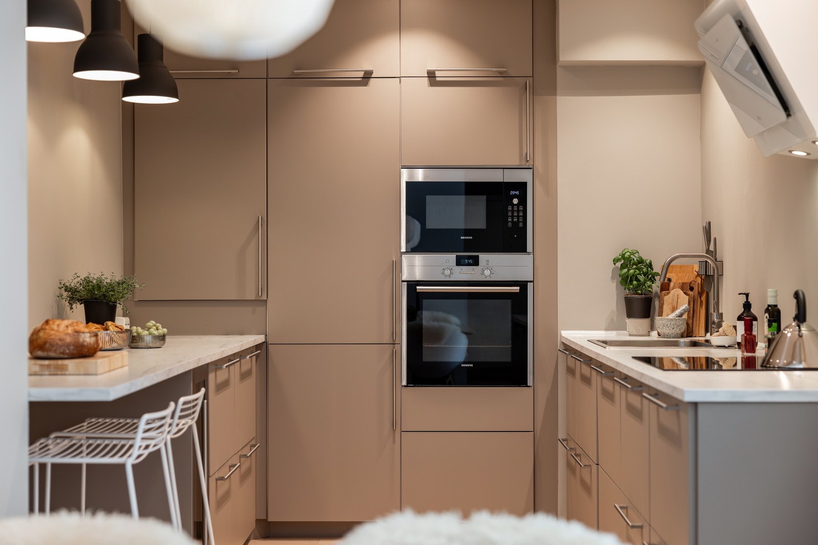 Lekker kjøkkeninnredning med gode arbeidsflater og godt med lagringsplass. Boligen fikk nytt elektrisk anlegg i forbindelse med renoveringen. Galleribilde