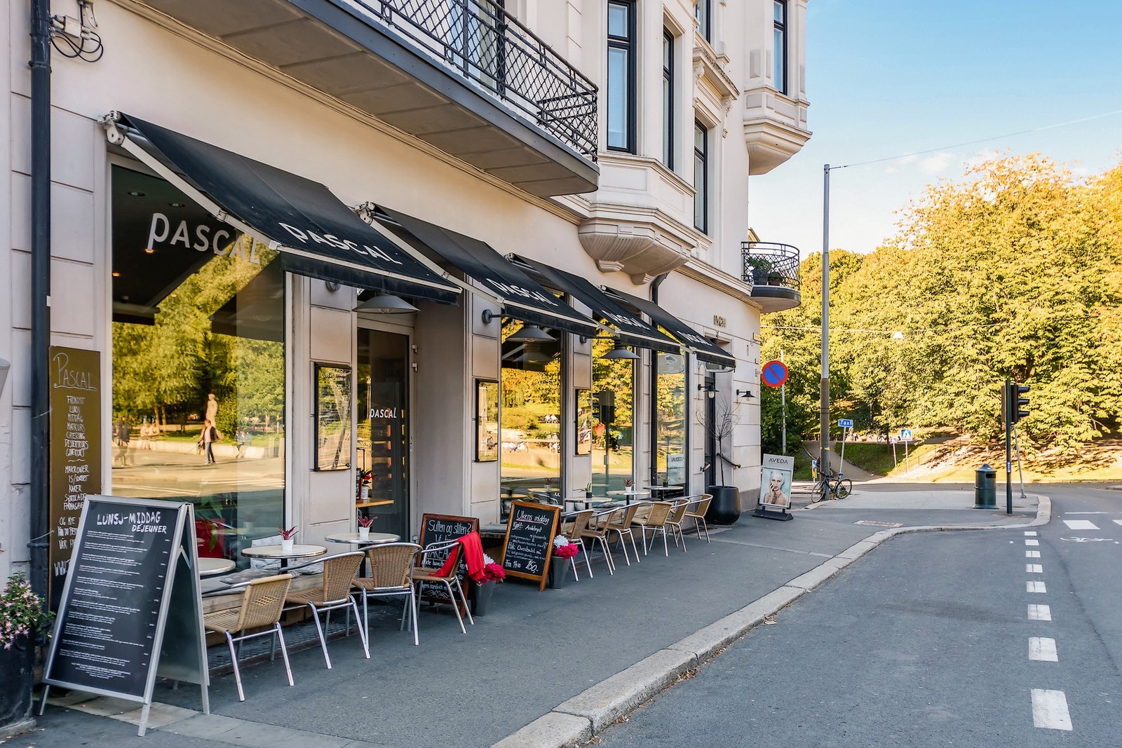 Det kryr også av caféer og serveringssteder. Galleribilde