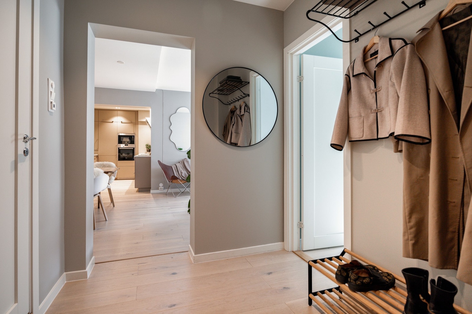 I hjertet av boligen er en hyggelig gang/entré Galleribilde