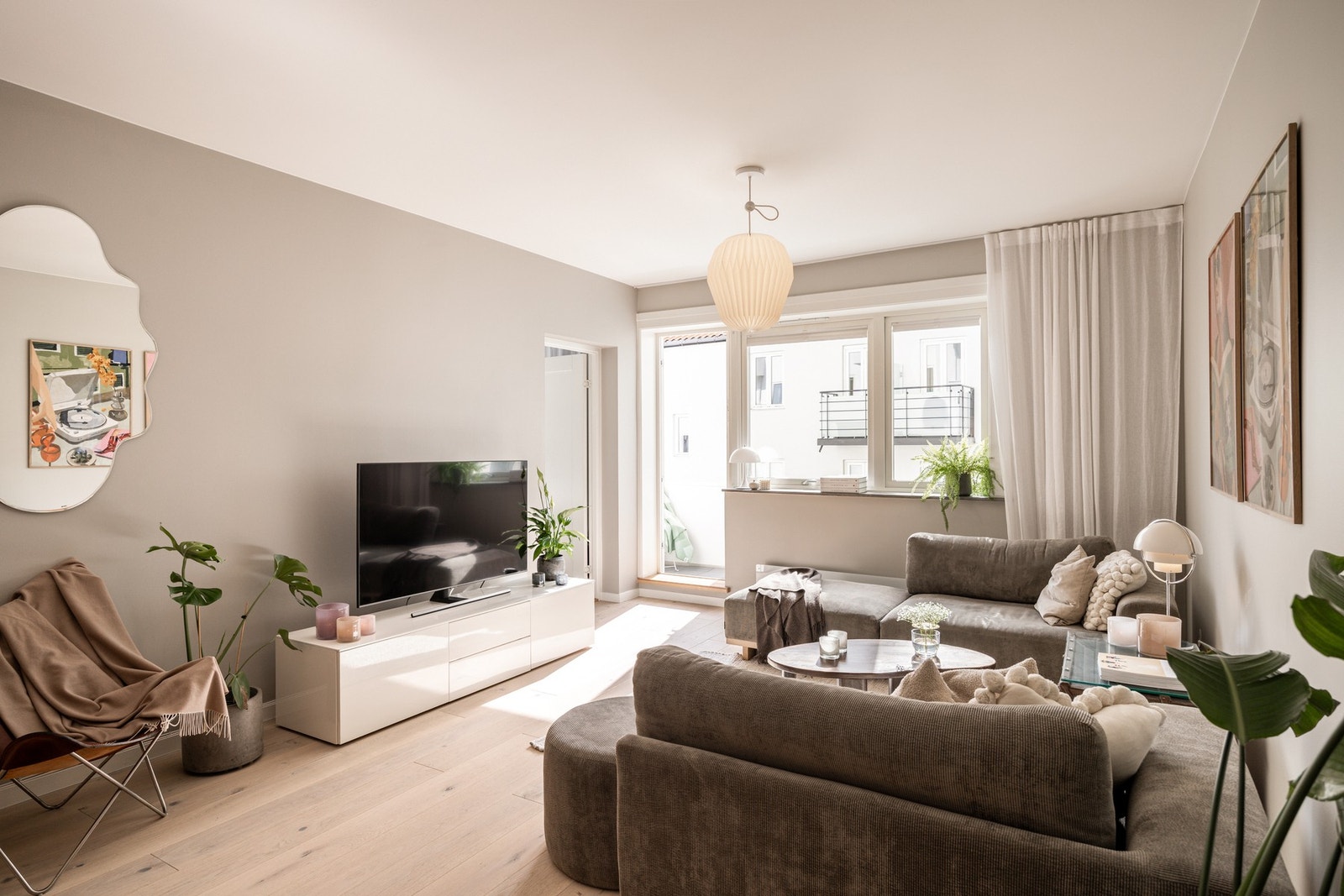 Lekker 3-roms leilighet omfattende oppusset i 2019, med høy standard og tidsriktige materialvalg, og er siden velholdt. Galleribilde