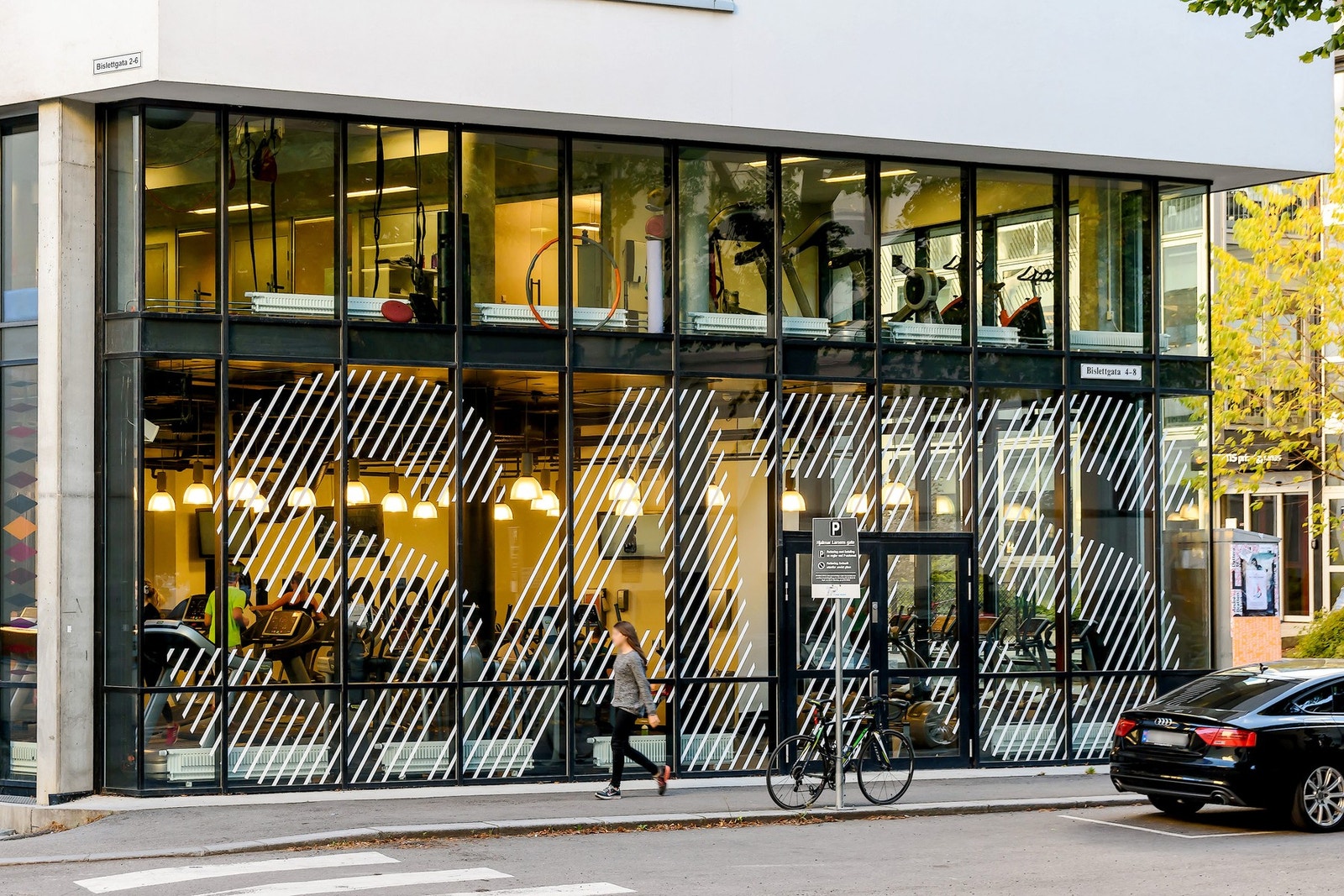 Flere treningssentre finnes i umiddelbar nærhet, med blant annet Sats Bislett + Sats Ila, Fresh fitness St. Hanshaugen, Bislett stadion og Bislett Bad Trening. Galleribilde