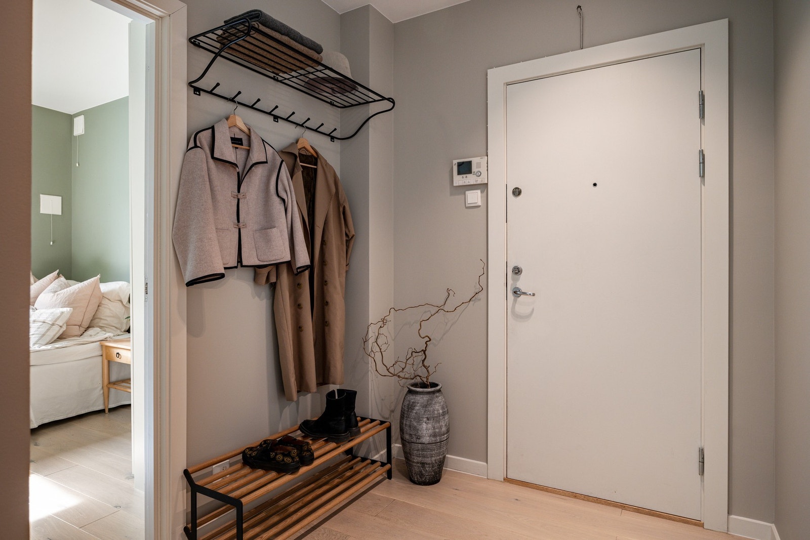 Plass til oppheng av ytterklær. Velkommen inn til visning! Galleribilde