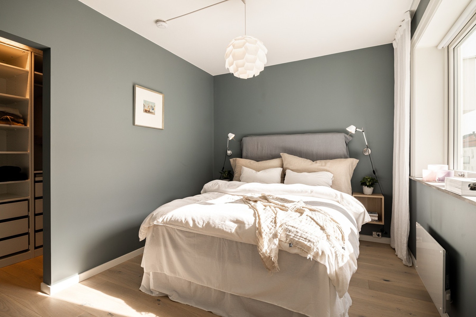 Hovedsoverom av god størrelse med plass til dobbeltseng og nattbord. Galleribilde