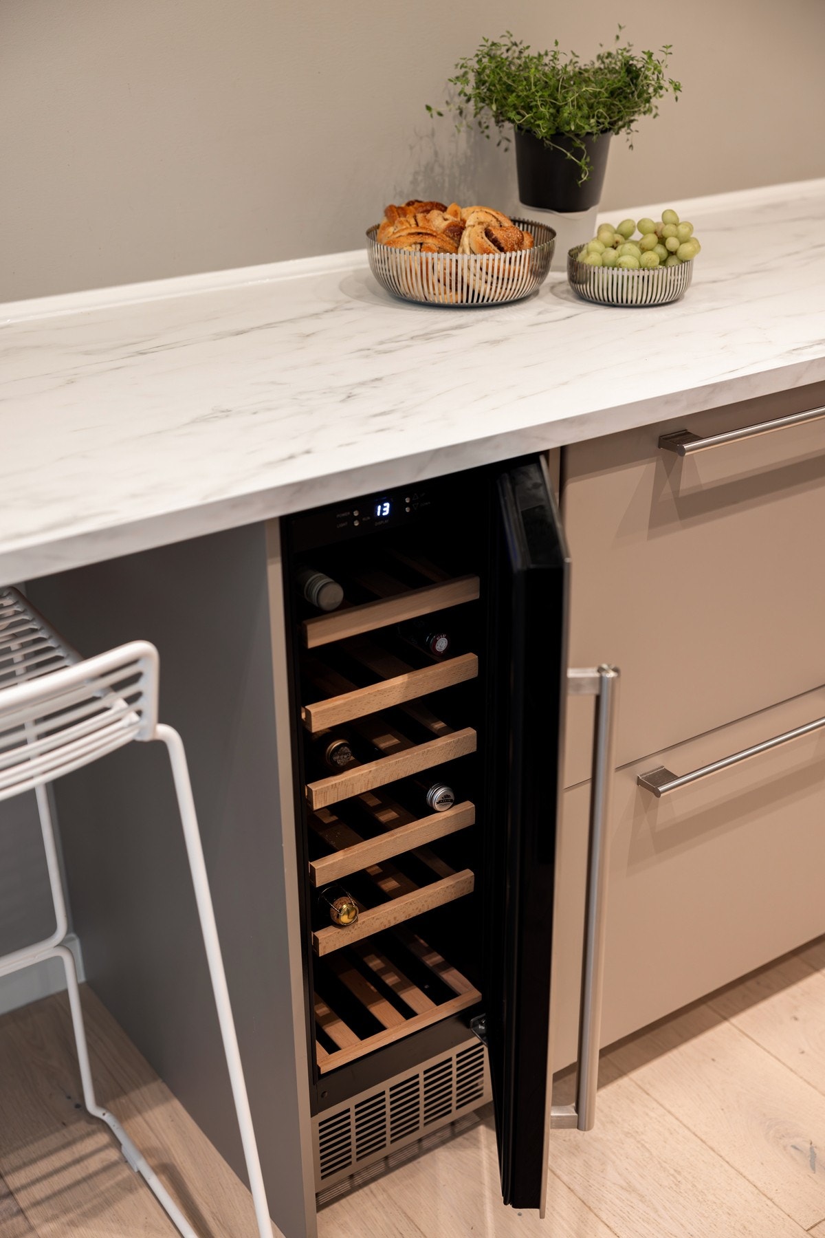 Integrerte hvitevarer er platetopp, stekeovn, mikro, oppvaskmaskin, vinskap og kjøl/frys. Galleribilde