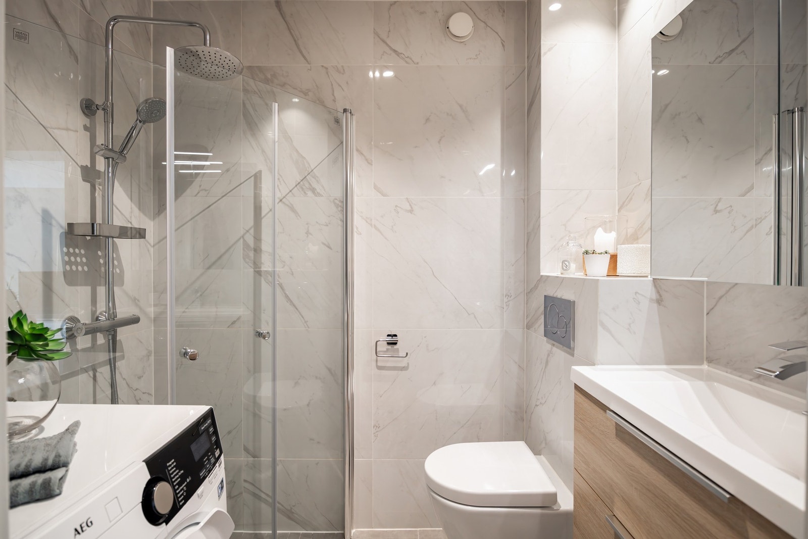 Stilrent flislagt bad. Galleribilde