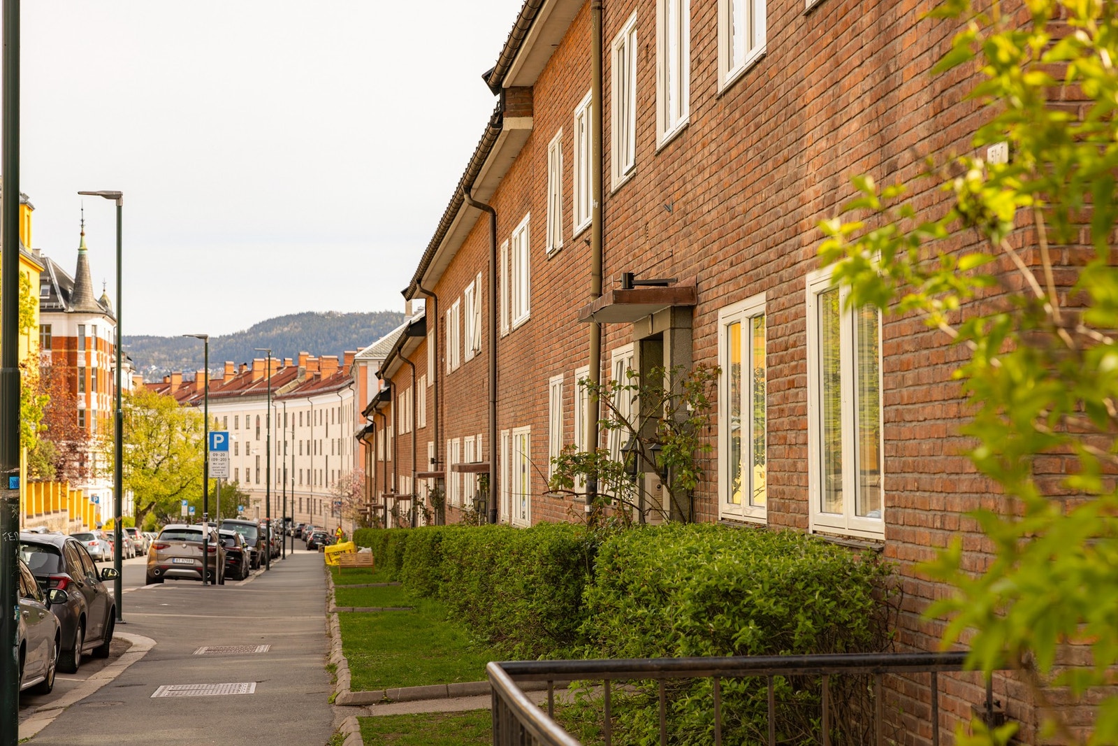 Trafikkstille nabolag med lite trafikk. Galleribilde