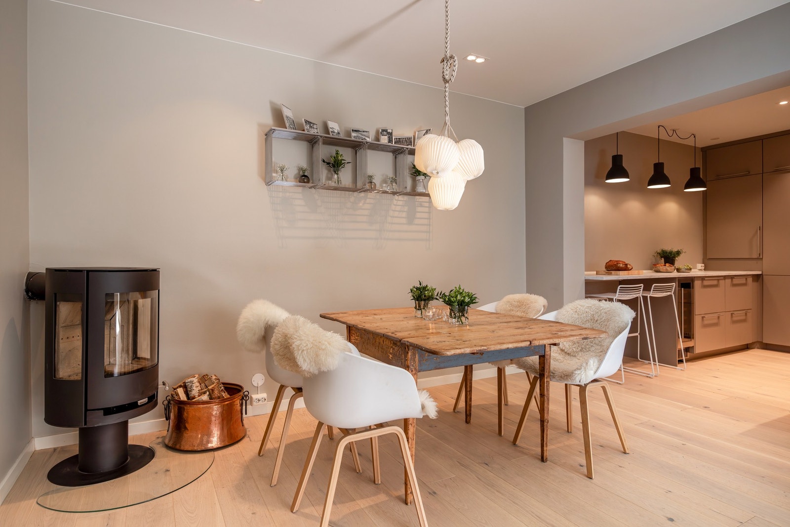 Vakker 1-stavs parkettgulv som er gjennomgående i leiligheten. Galleribilde