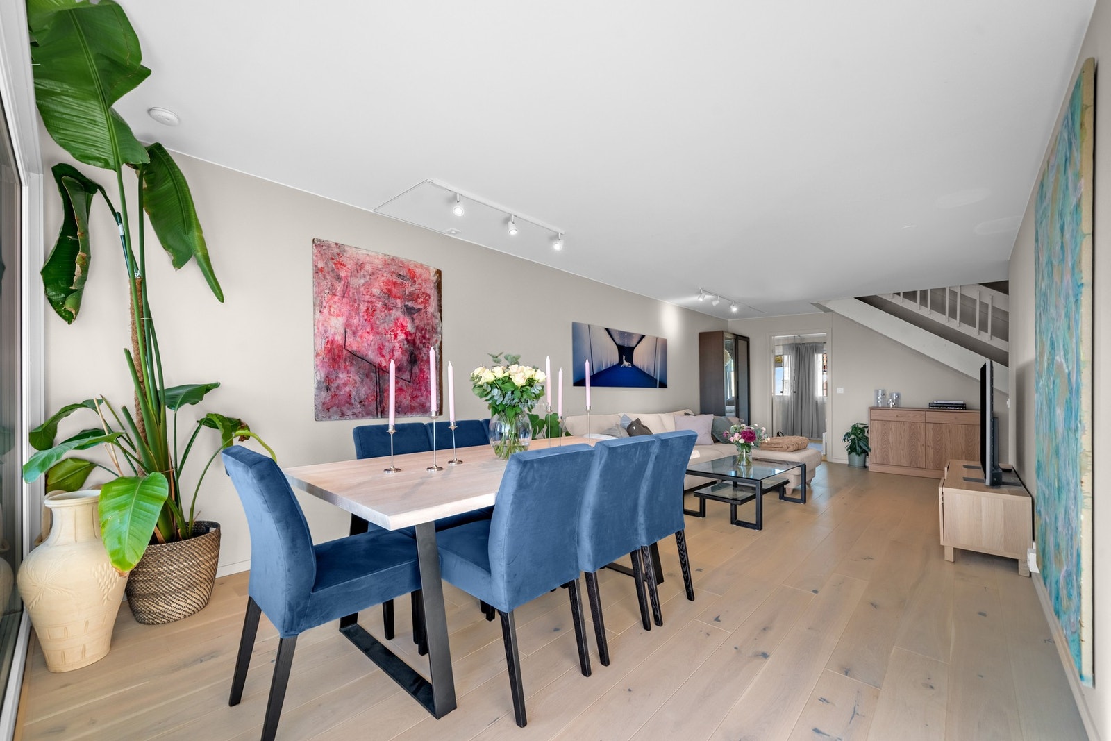 Gulvet er belagt med en flott 1-stavs parkett. Galleribilde