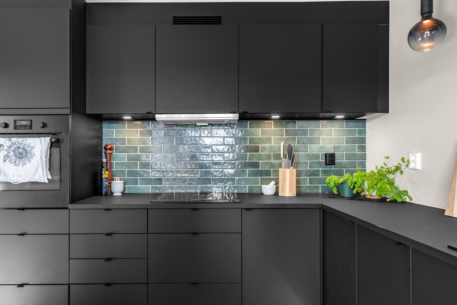 Her får dere integrerte hvitevarer som platetopp, stekeovn, oppvaskmaskin, vinskap og kjøleskap med frysedel. Galleribilde