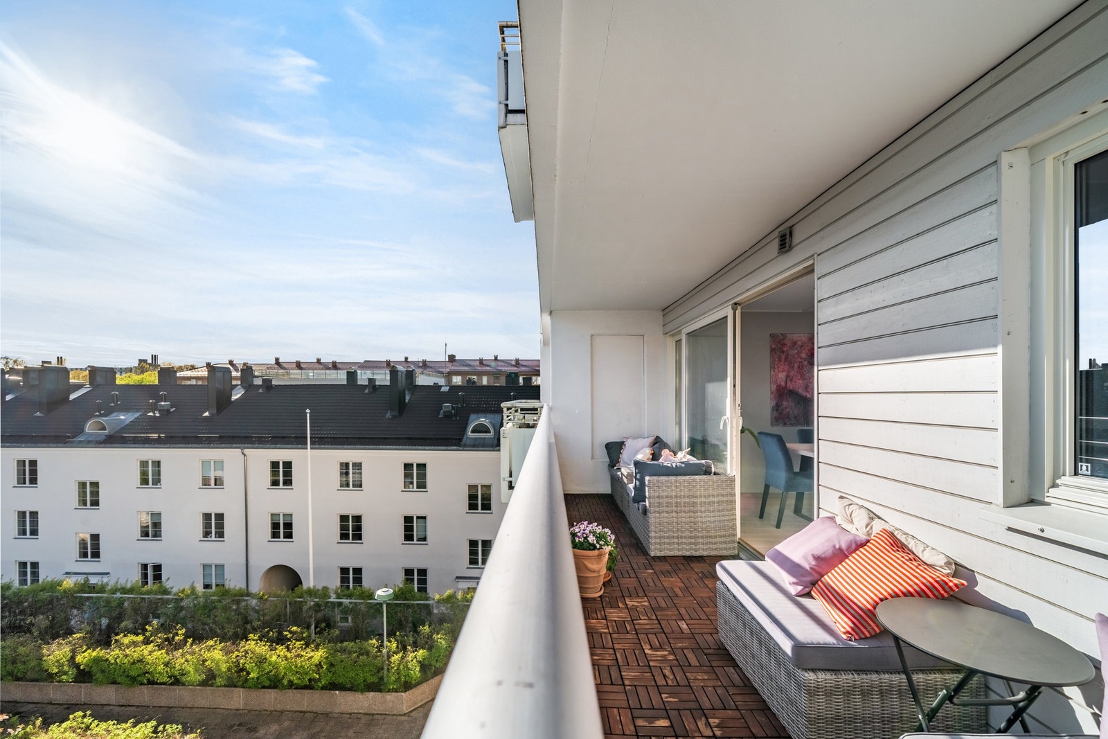 Romslig og solrik balkong. Galleribilde