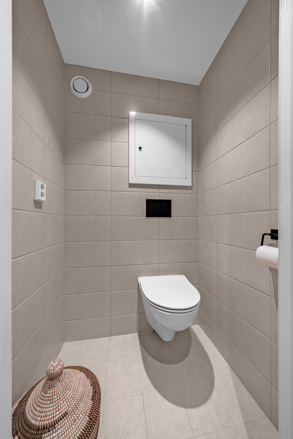 Adskilt toalettrom på badet. Galleribilde