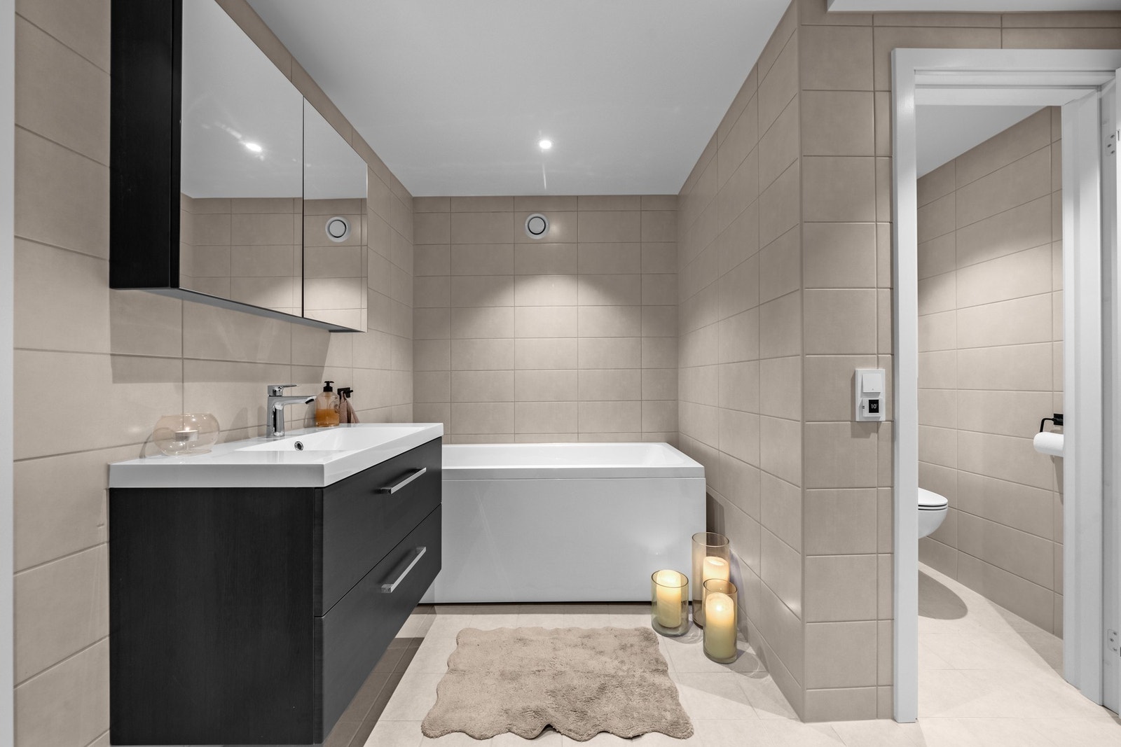 Stort, flott baderom med varme i gulv. Galleribilde