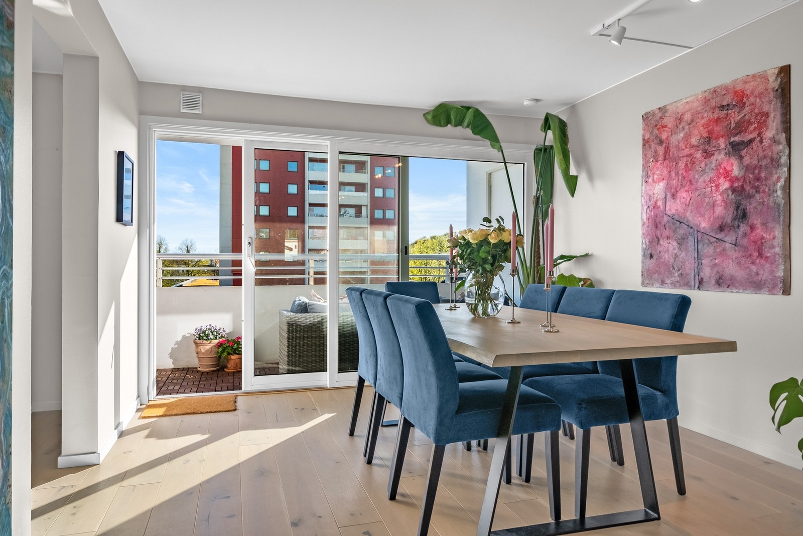 Et lyst og lekkert hjem med svært gode lysforhold. Galleribilde