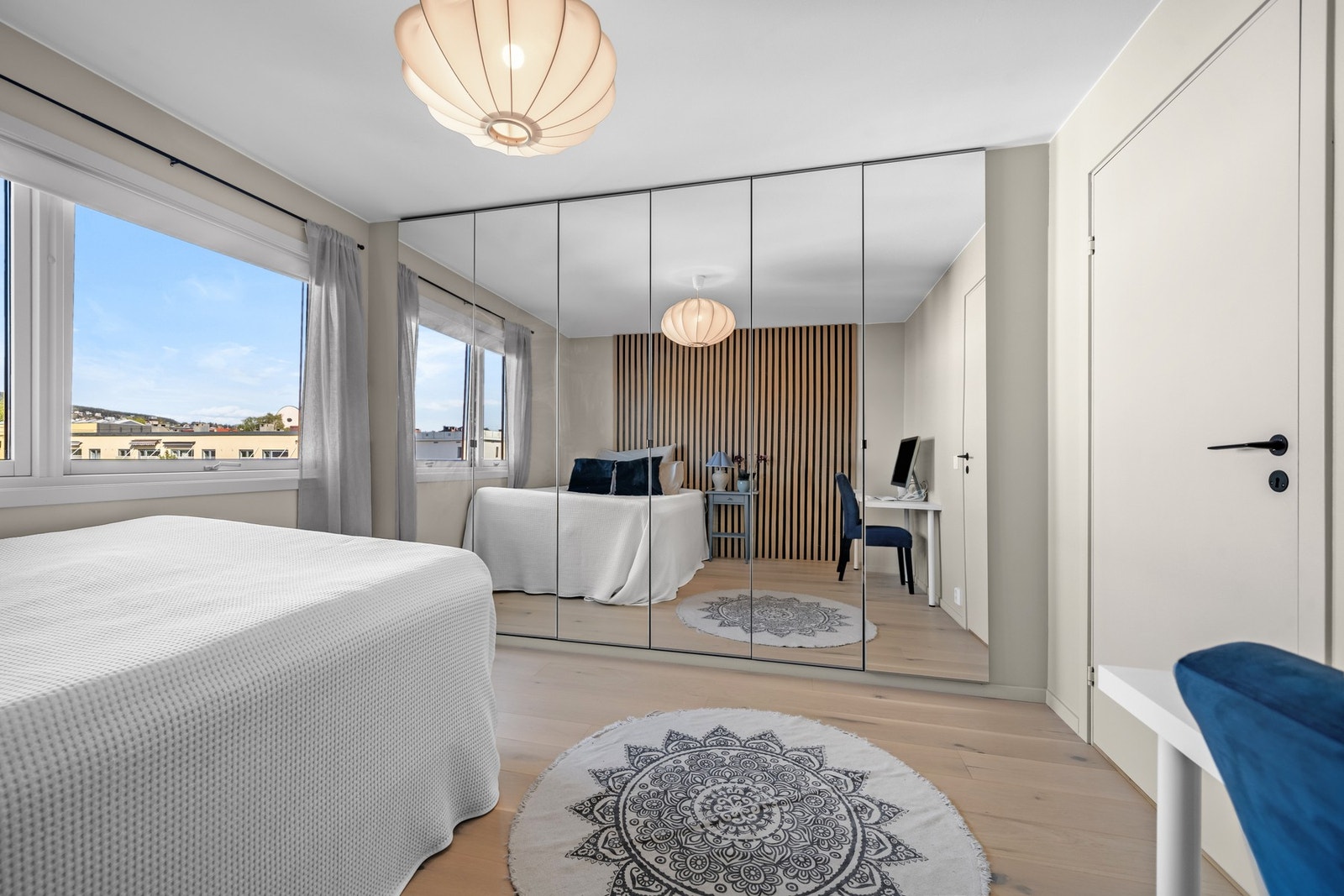 Praktiske garderobeskap for oppbevaring. Galleribilde