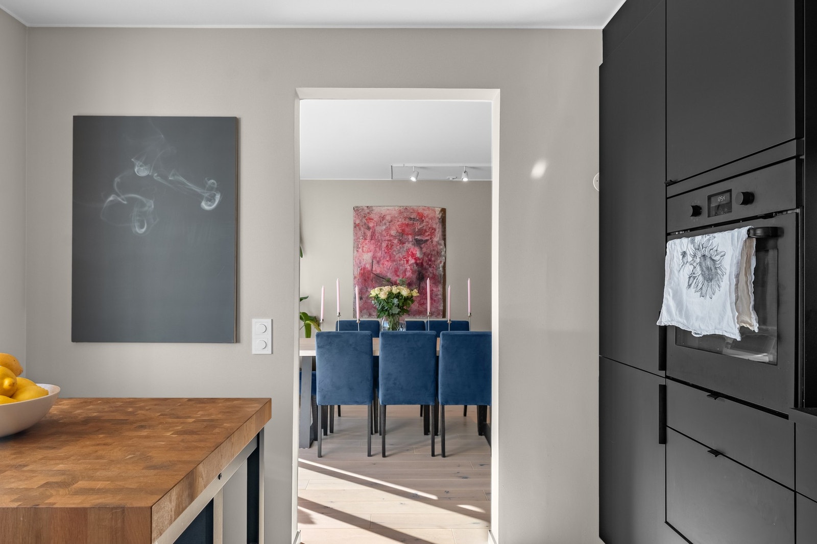 Rommene er praktisk adskilt, men det oppleves likevel sosialt og luftig. Galleribilde