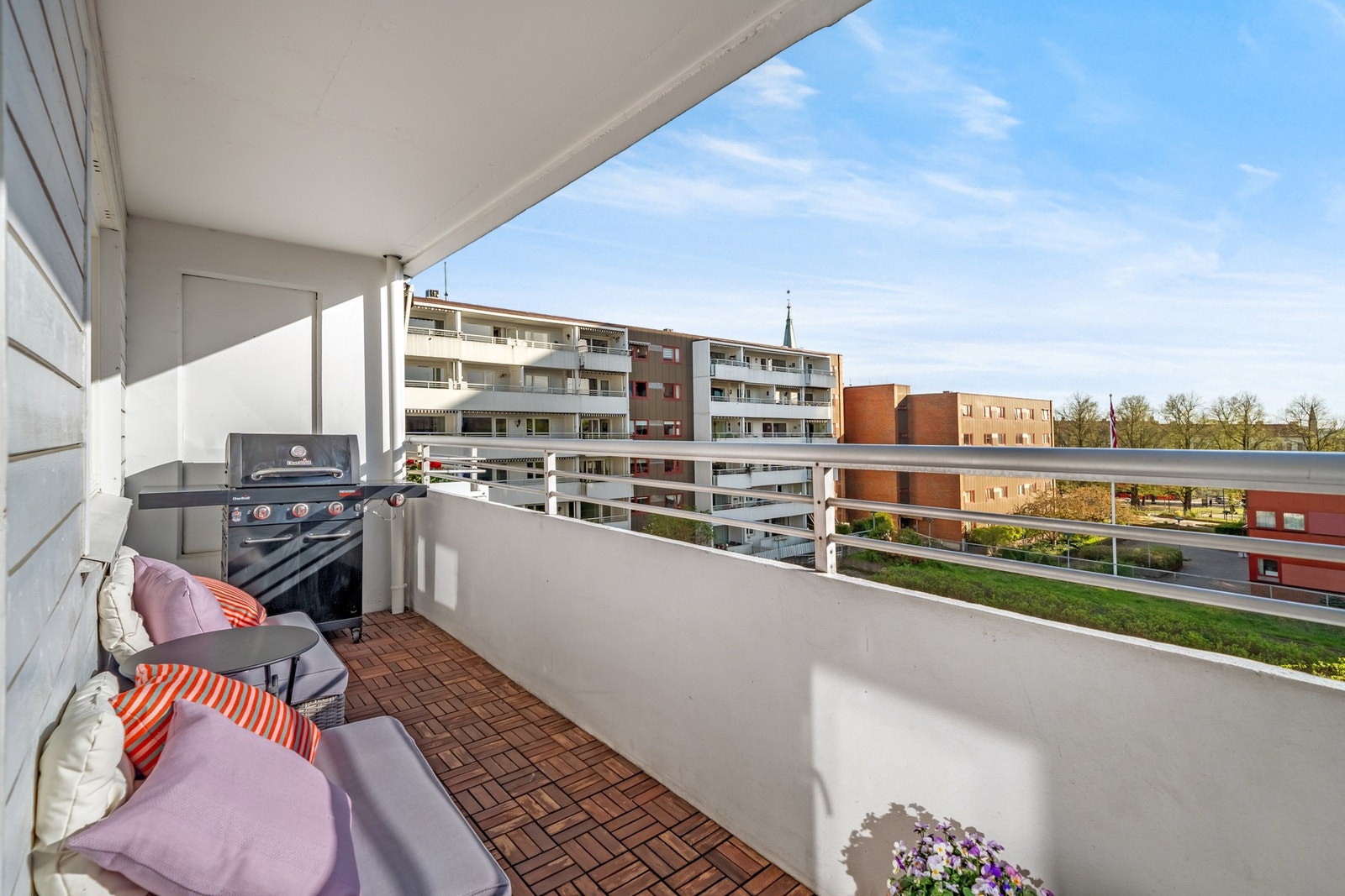 Stor, flott sydøstvendt balkong på 11m2. Galleribilde