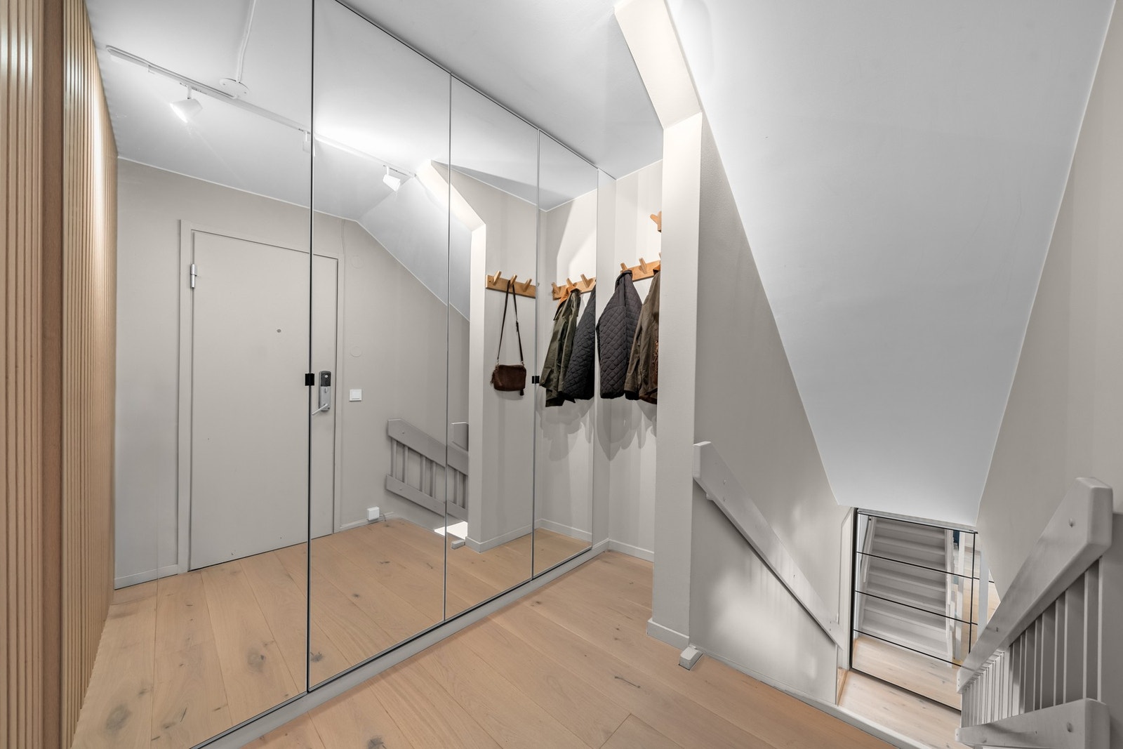 Entréen er utstyrt med like skap som soverommene, noe som skaper en rød tråd i boligen. Galleribilde