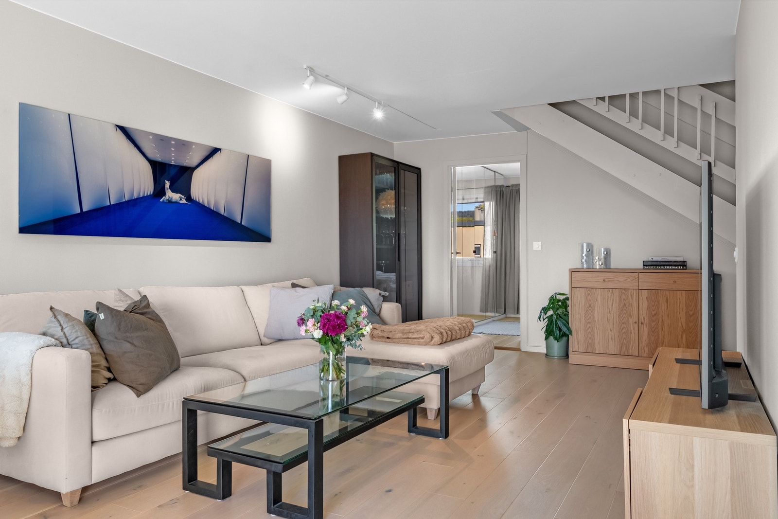 Naturlig soneinndeling med plass til sofa og tv. Galleribilde