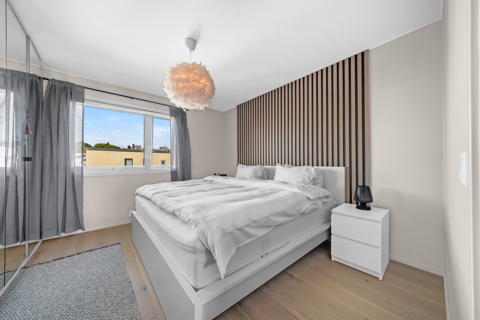 Leiligheten har to store soverom. Spileveggen er en lekker detalj i rommet. Galleribilde