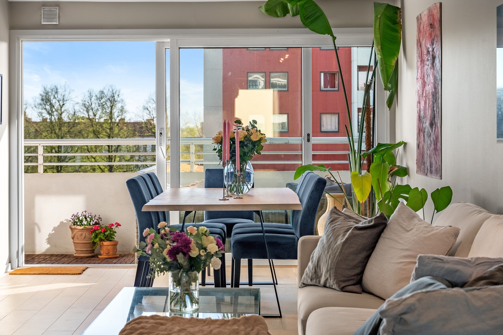 Skyvedøren skaper en sømløs overgang mellom inne- og uterom. Galleribilde