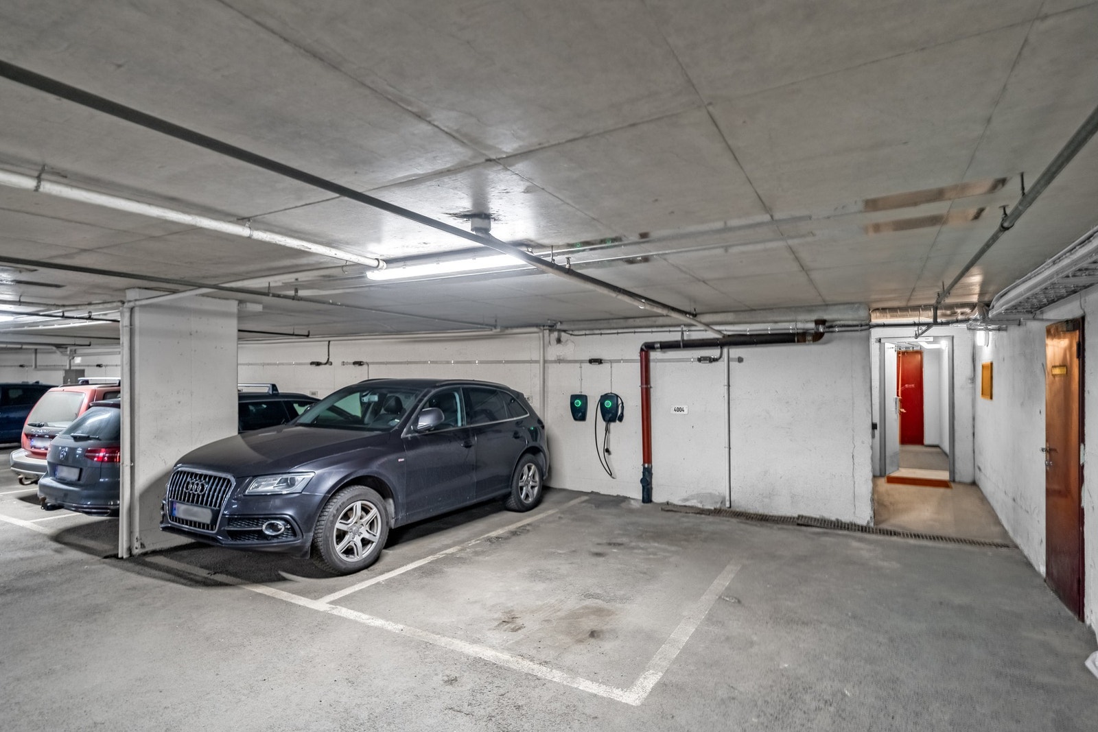 Det medfølger én parkeringsplass i lukket garasjeanlegg. Elbil-lader er montert. Galleribilde