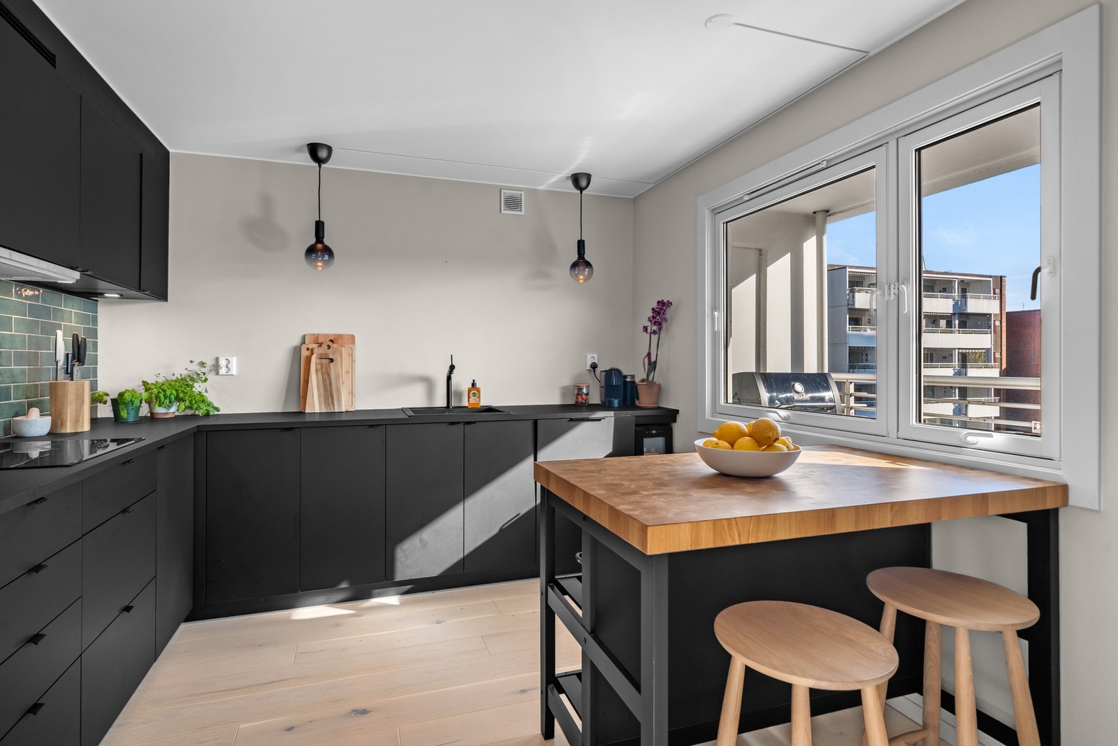 Et lekkert Kvik-kjøkken fra 2021 med spiseplass. Galleribilde