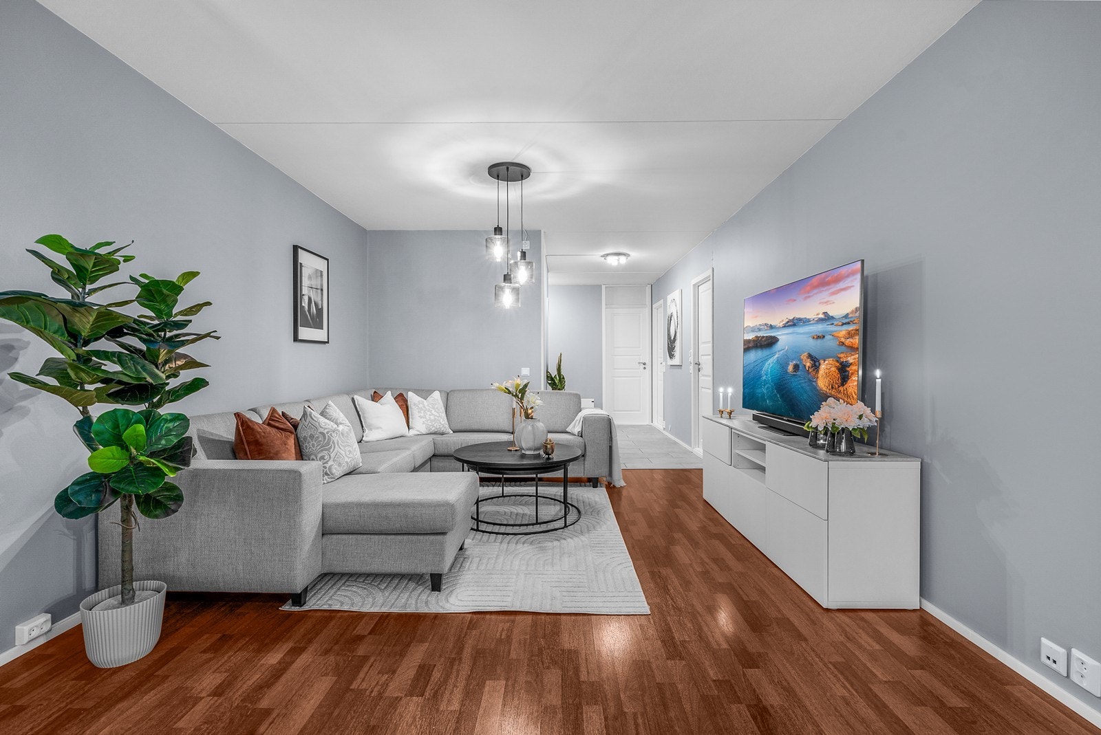 Innbydende stue med laminatgulv og malte vegger i behagelig farge! Galleribilde