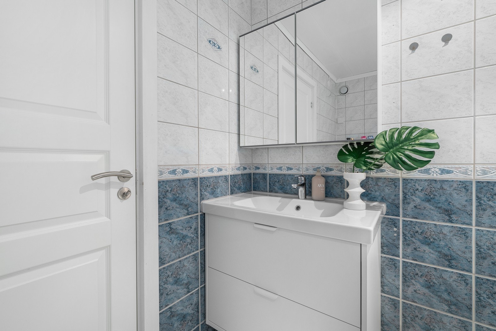 Servantskap med nedfelt servant, underskuffer, 1-greps batteri og speilskap over i vaskerommet! Galleribilde