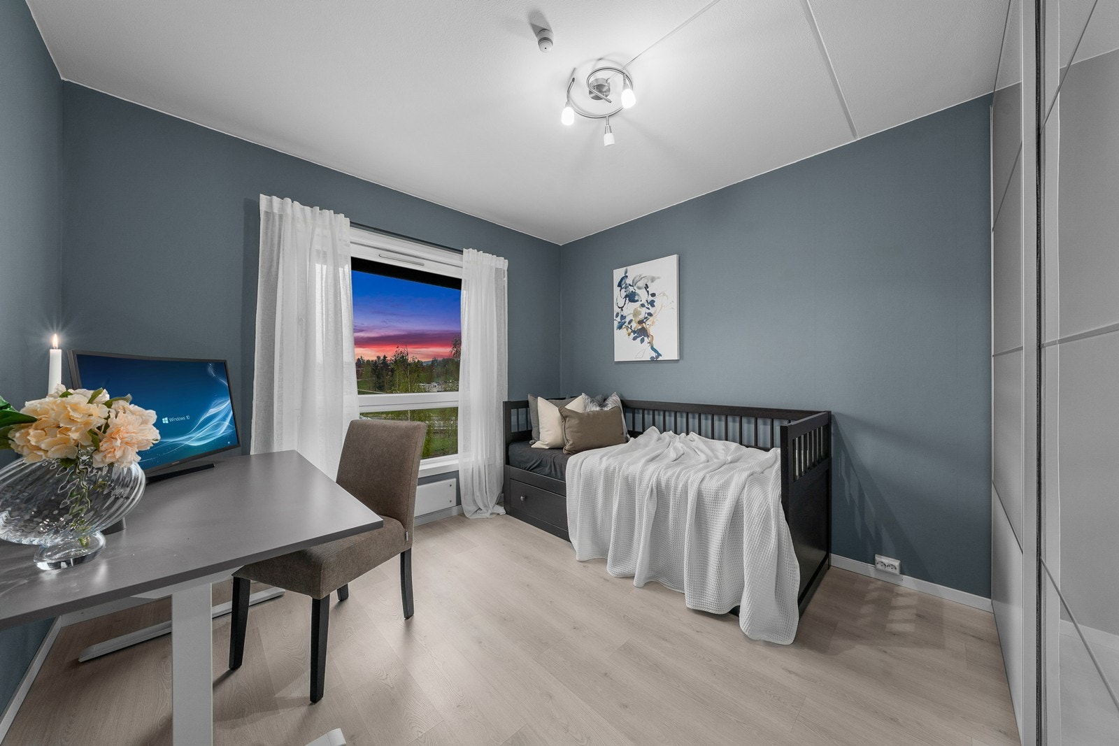 Det medfølger garderobeskap i dette soverommet også! Galleribilde