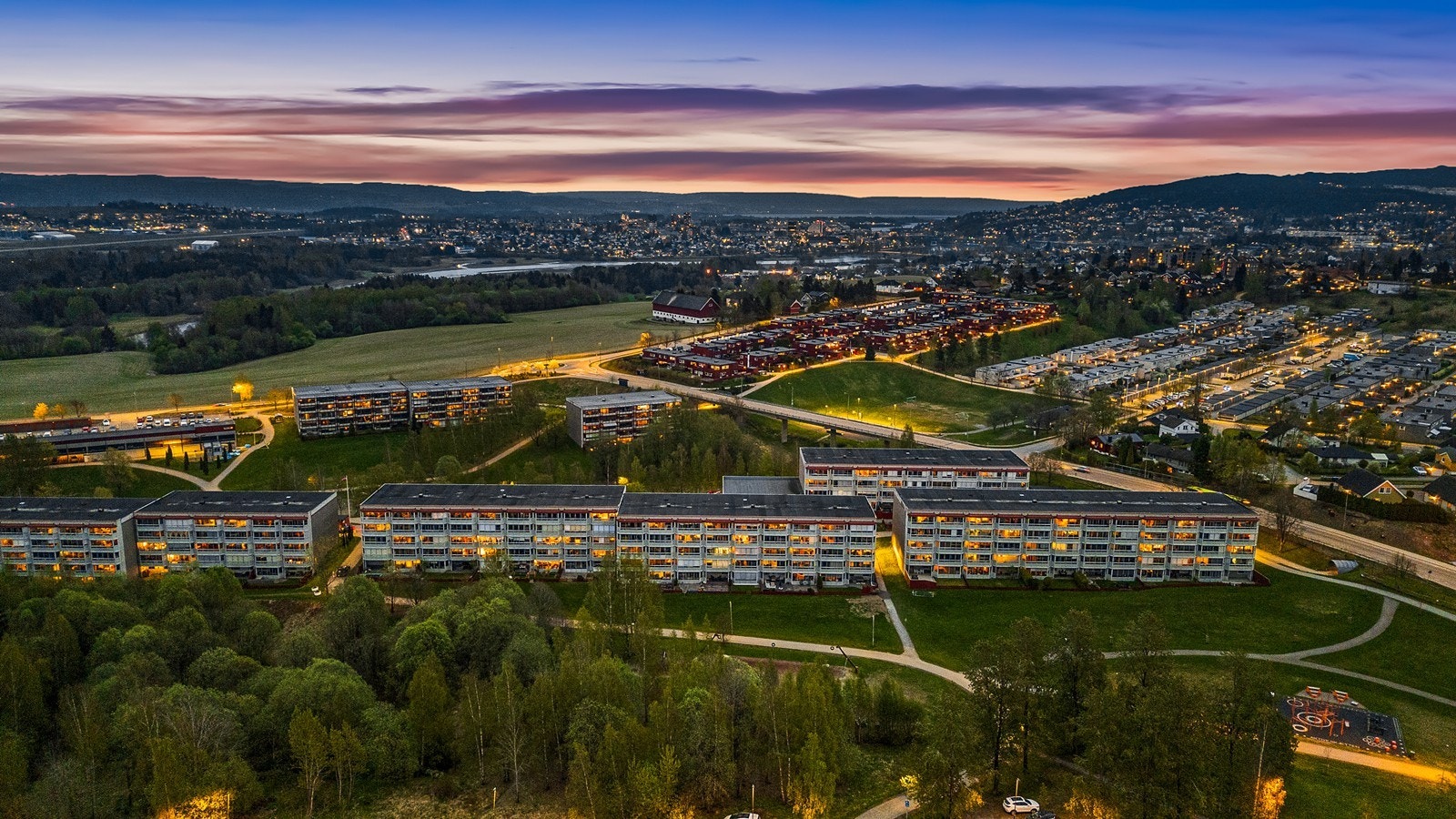 Meget familievennlig område med bl.a. flere lekeplasser og store grøntområder! Galleribilde