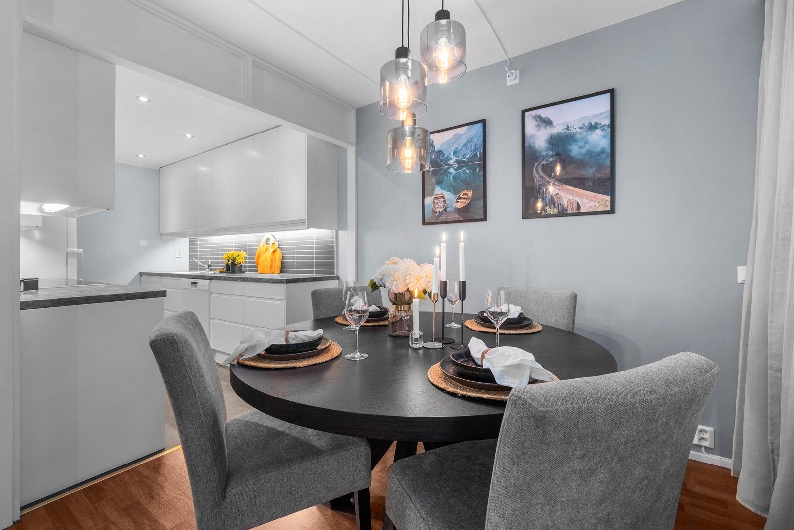 Praktisk plassert spisebord ved kjøkkenet! Galleribilde