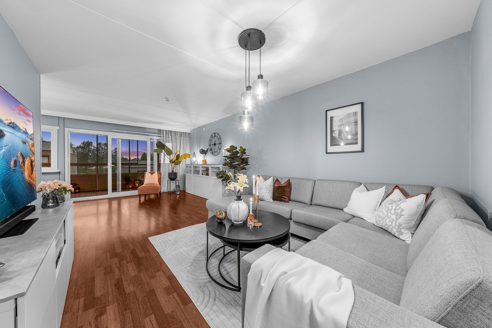 Nadeem Bokhari v/Nordvik Eiendomsmegling presenterer en stor og attraktiv 4-roms leilighet i toppetasje med kort gangavstand til buss, Skjetten Senter, barnehager, skoler og andre fasiliteter! Galleribilde