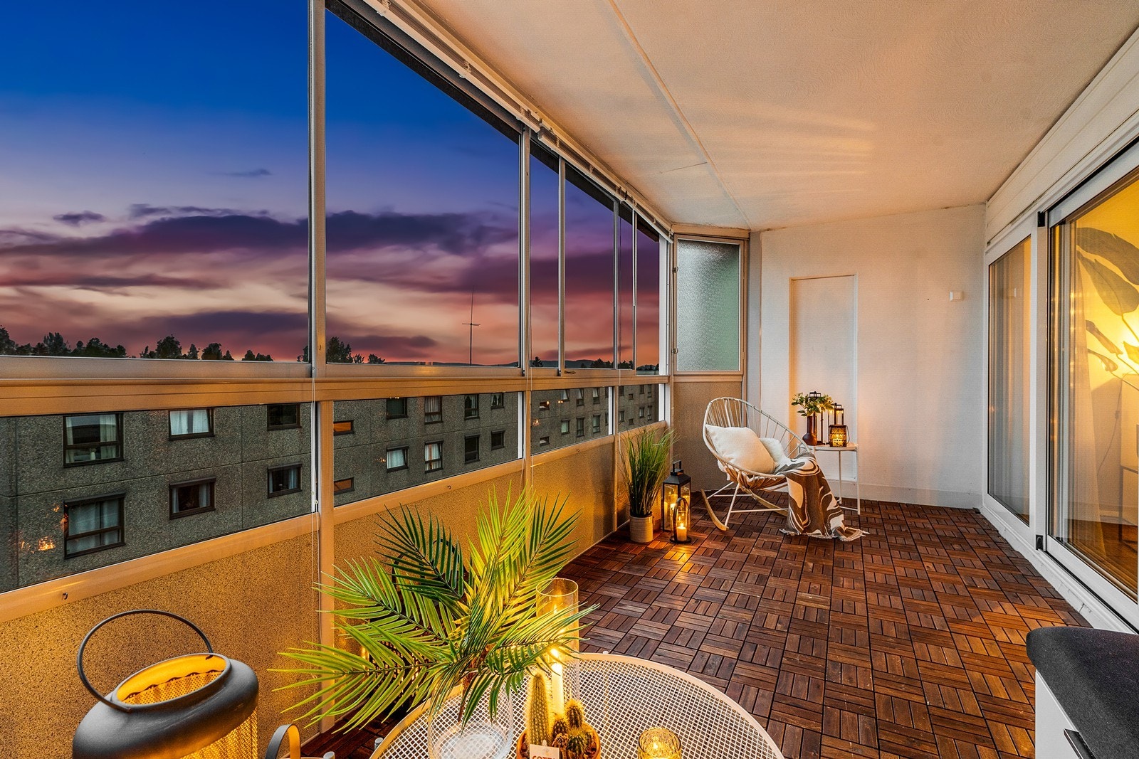 Denne plassen blir som et ekstra rom store deler av året. På verandaen er det god plass til utemøbler, øvrig møblement, grill og evt. blomster! Galleribilde