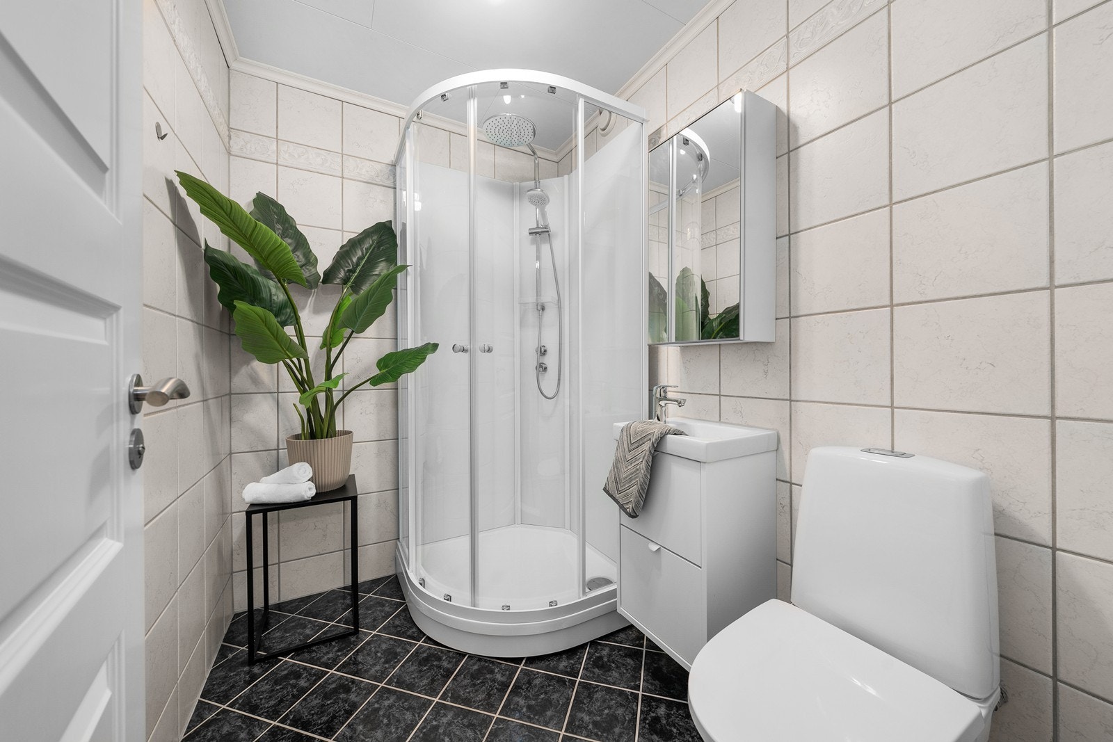 Tiltalende, flislagt baderom. Det skal utføres arbeid med nye våtrom og rørfornying i hele brl. i løpet av 2025/2026. Det anbefales å sette seg godt inn i planleggingen av dette. Her vil du få en god mulighet til å sette ditt eget preg på drømmebadet! Galleribilde