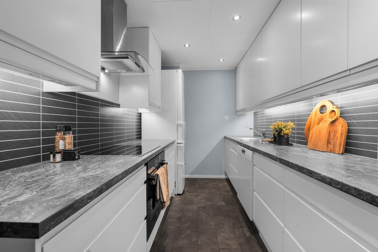 Tiltrekkende kjøkken med god skap/benkeplass og medfølgende hvitevarer! Galleribilde