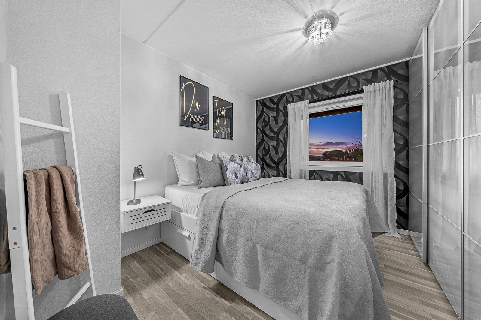 Romslig og komfortabelt soverom med god plass til dobbeltseng, nattbord og medfølgende garderobeløsning! Galleribilde